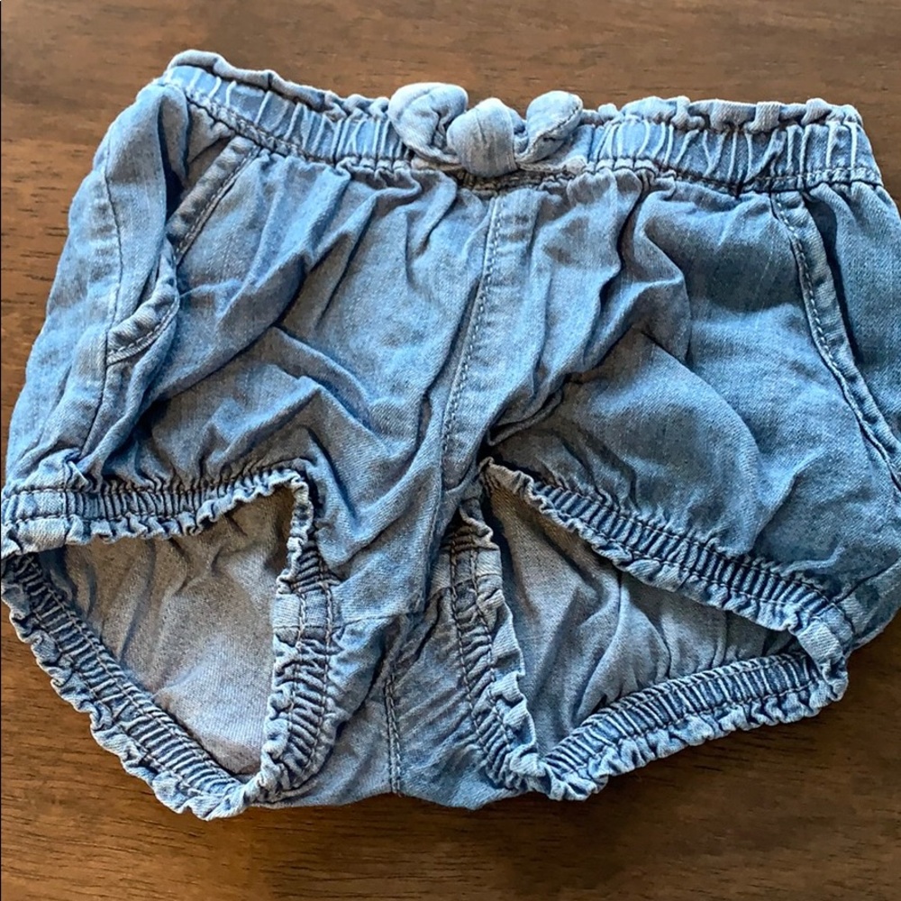 Ruffled shorts - Picture 2 of 2